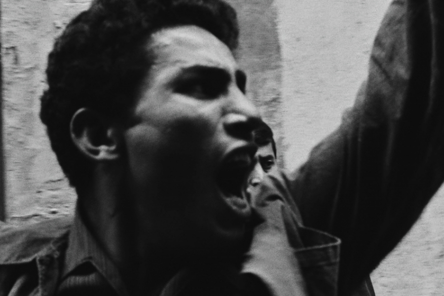 La Bataille d'Alger. Gros plan noir et blanc sur le visage d'un homme en révolte.