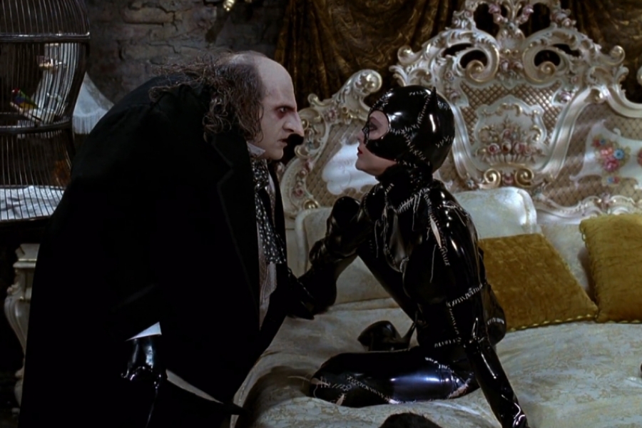 Le pingouin menaçant face à Catwoman