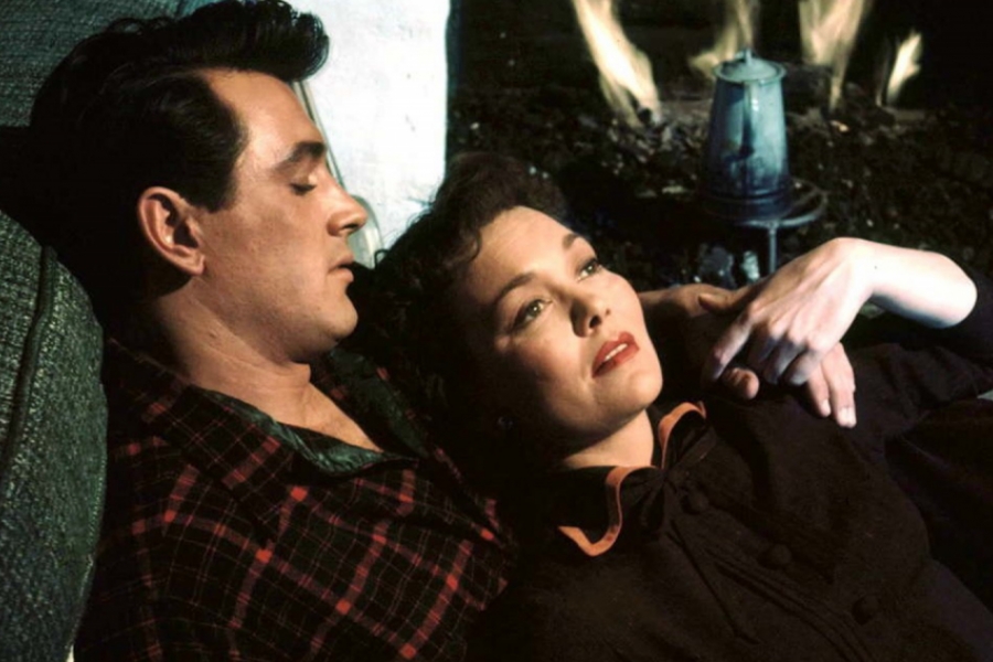Un homme et une femme allongés enlacés