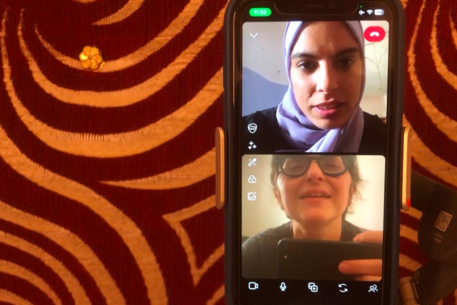La caméra filme un smartphone. C'est un Facetime entre Fatma et Sepideh. 
