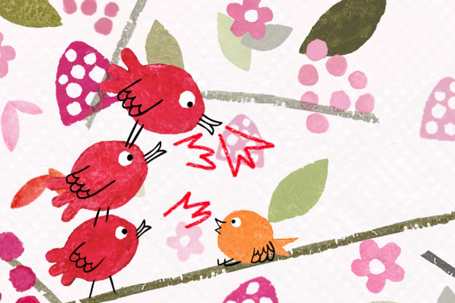 Des oiseaux rouges siffles sur des branches. Le petit oiseau orange les regarde.