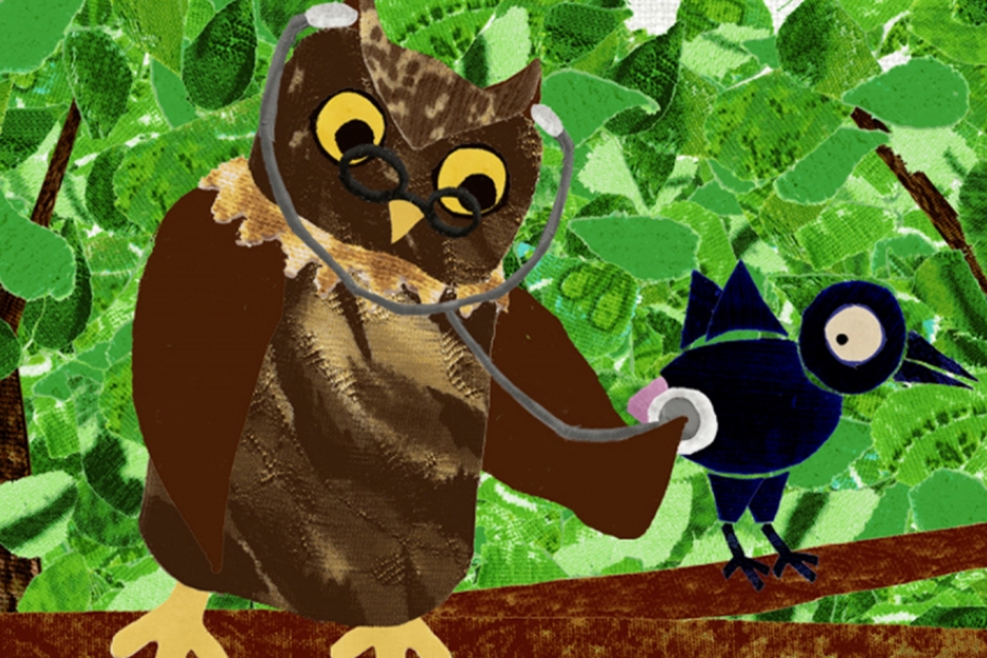 Un hibou médecin ausculte un corbeau dans un arbre.