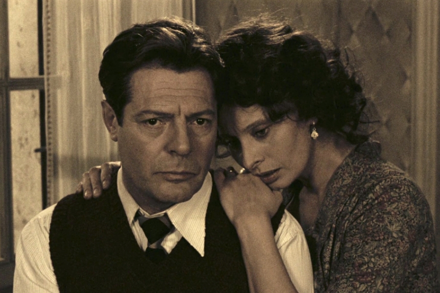 Photo sépia. Gros plan sur l'homme et la femme. Ils ont l'air inquiets. La femme à la tête posé sur l'épaule de l'homme. Ils ont le regards dans le vide.
