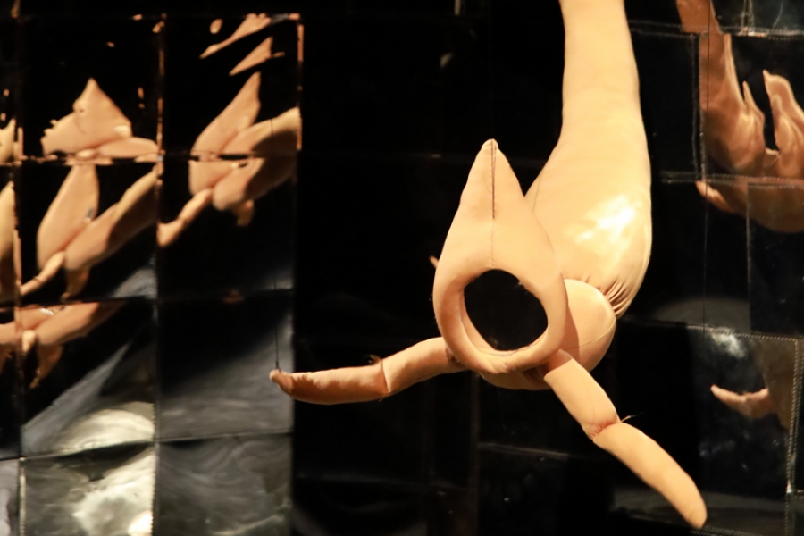 Une marionnettes en forme de sirène, suspendue au milieu de miroirs