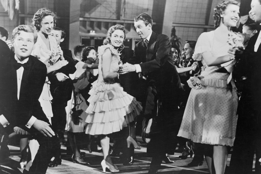 Un groupe d'hommes et de femmes en train de danser