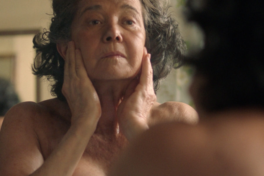 Femme âgée nue qui se regarde devant le miroir