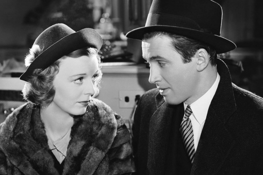 Un homme et une femme se regardent