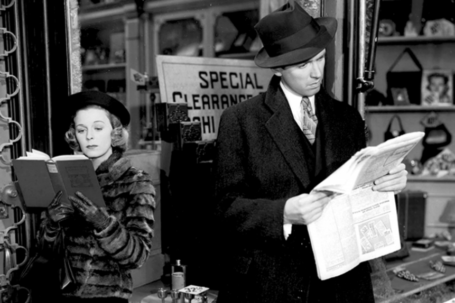 Un homme lisant le journal, à côté une femme, lisant un livre