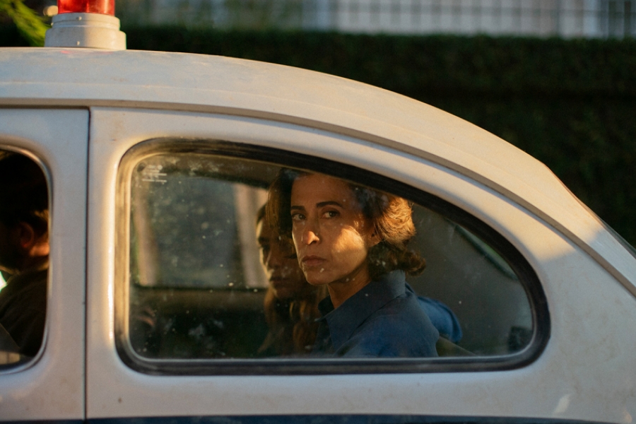 Femme dans la voiture de policiers
