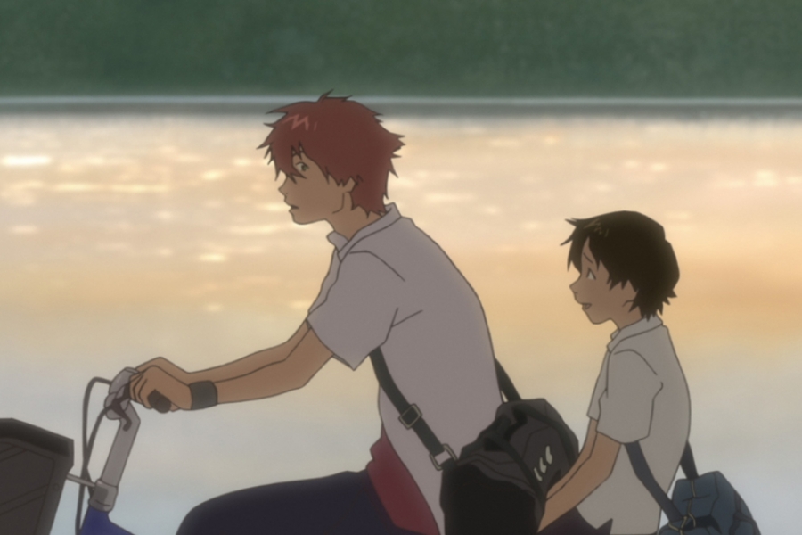Makoto et son ami sont sur un vélo, au bord d'une rivière. 