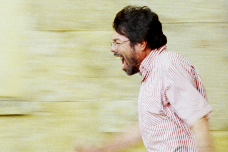 Un homme en pleine course, criant
