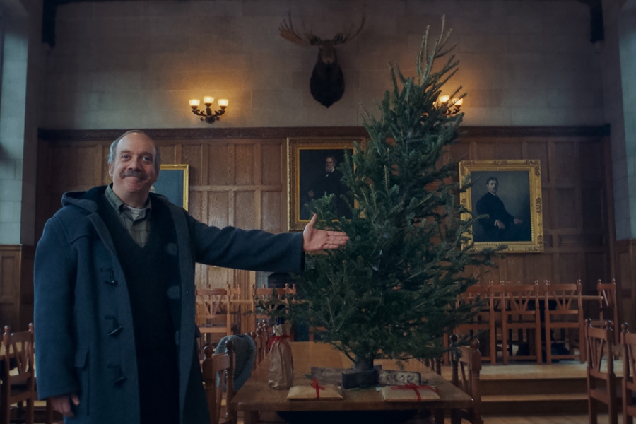 Un homme fier de montrer un sapin de noël un peu de travers
