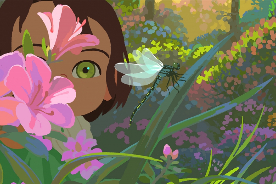 Une petite fille est cachée derrière une fleur rose. La petite observe discrètement une libellule qui est posée sur une feuille. Les couleurs sont vives.