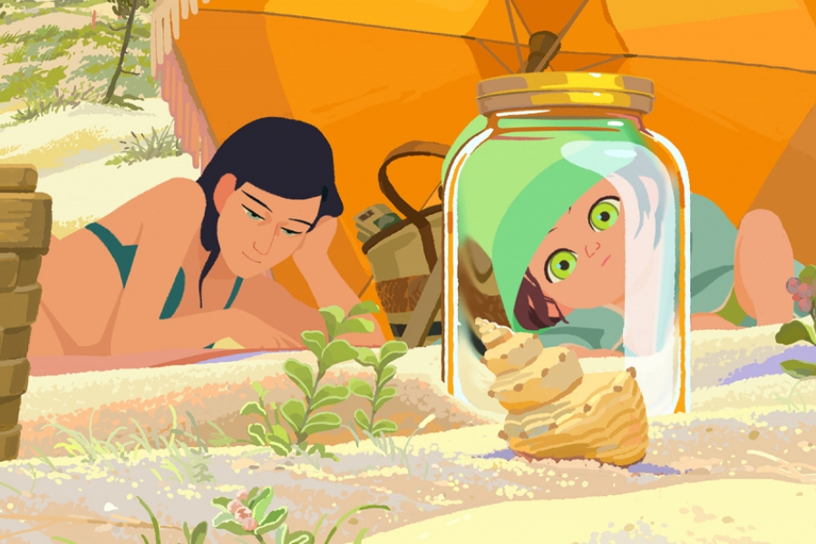 Amélie et une jeune fille sont à la plage en été. Amélie regarde a travers un grand bocal où se trouve un coquillage.