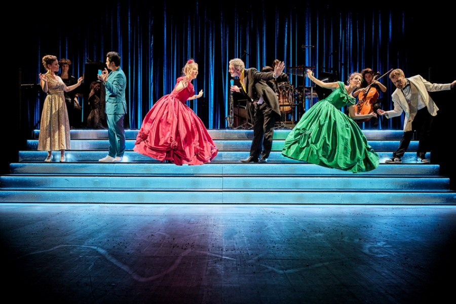 Le casting de cendrillon en train de chanter