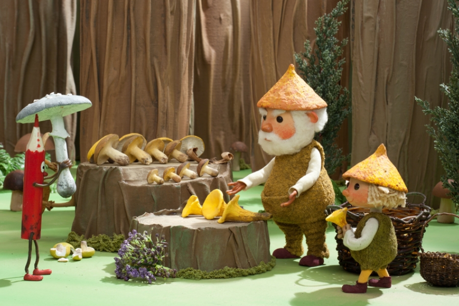 Dans une foret, deux petits lutins aux chapeaux pointus sont sur un marché de champignons.