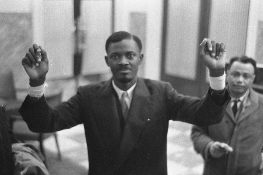 Un homme politique se tient face à l'objectif, les deux mains en l'air.