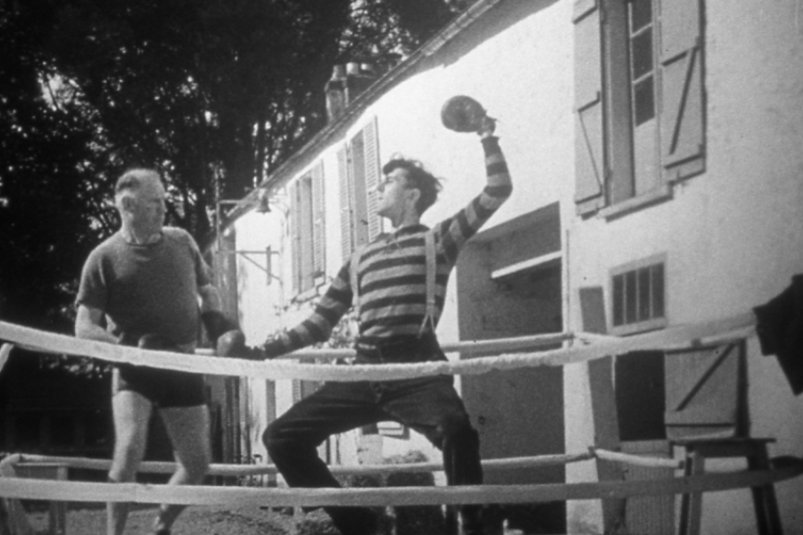Noir et blanc de deux personnages sur un ring de boxe.
