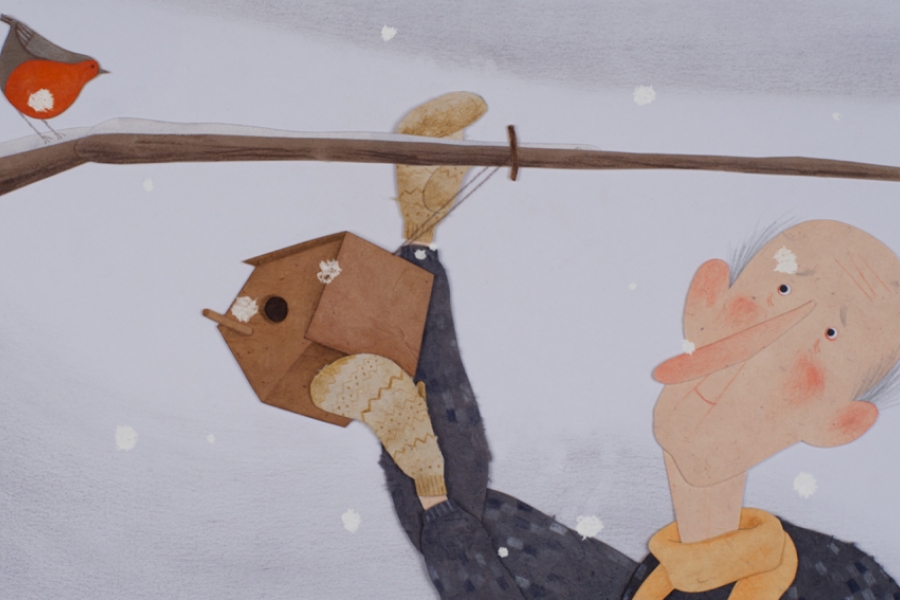 Dehors dans le blanc de la neige, un vieux monsieur accroche un abris à oiseau sur une branche. Un rouge gorge le regarde faire.