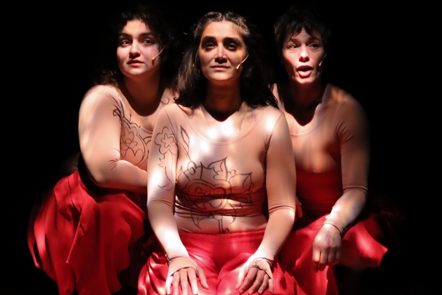 Les 3 interprètes en train de chanter assises