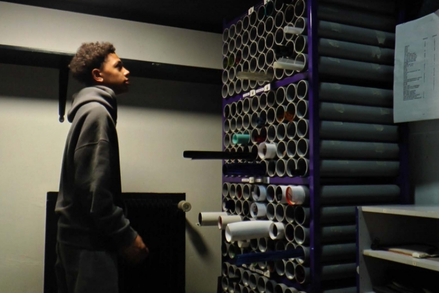 Jeune homme dans les archives