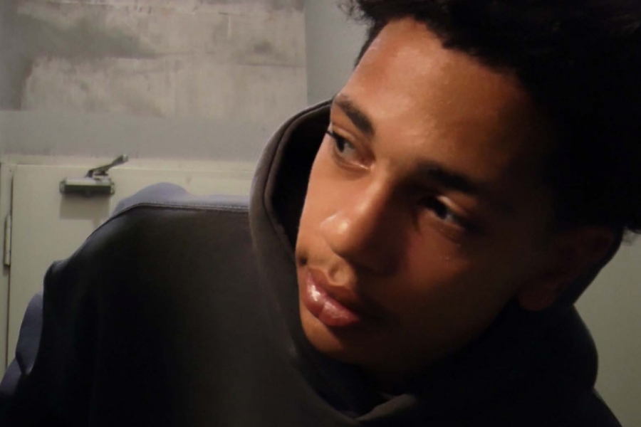 Jeune homme dans les couloirs