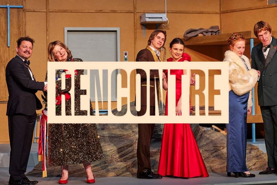 Photo des protagonistes en duo, regardant devant eux