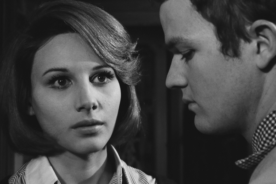 Noir et blanc. Gros plan sur les visages du frère et de la soeur. Elle est de face. Lui, est de profil, à droite.