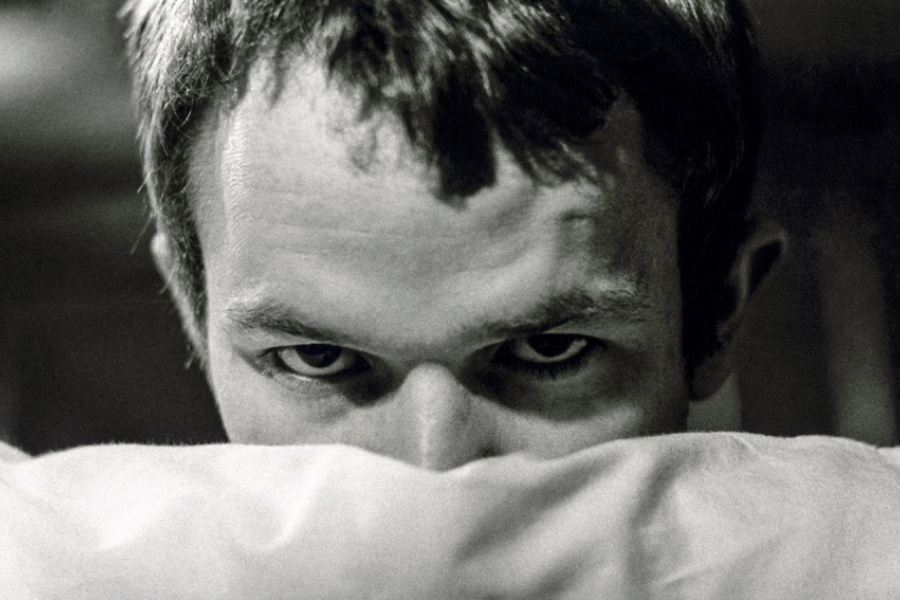 Noir et blanc. Gros plan sur le visage du fils. On ne voit que le haut de son visage.