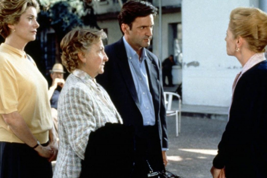 Trois personnes font face à une dame.