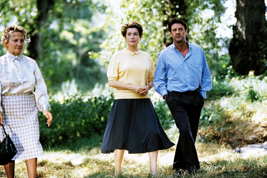 Le frère et la soeur se promène sur un chemin dans la nature.