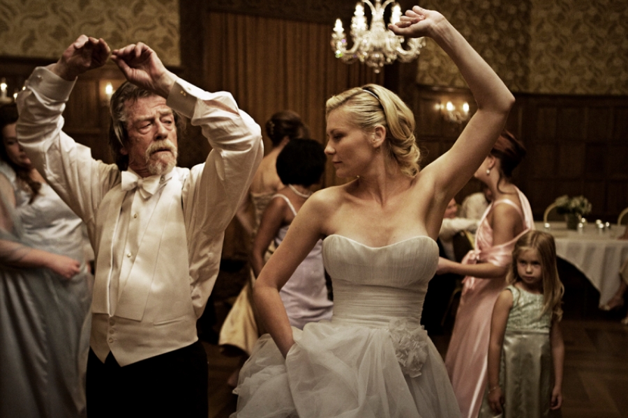 à un mariage, la mariée dans avec un homme en costume. L'ambiance est festive.