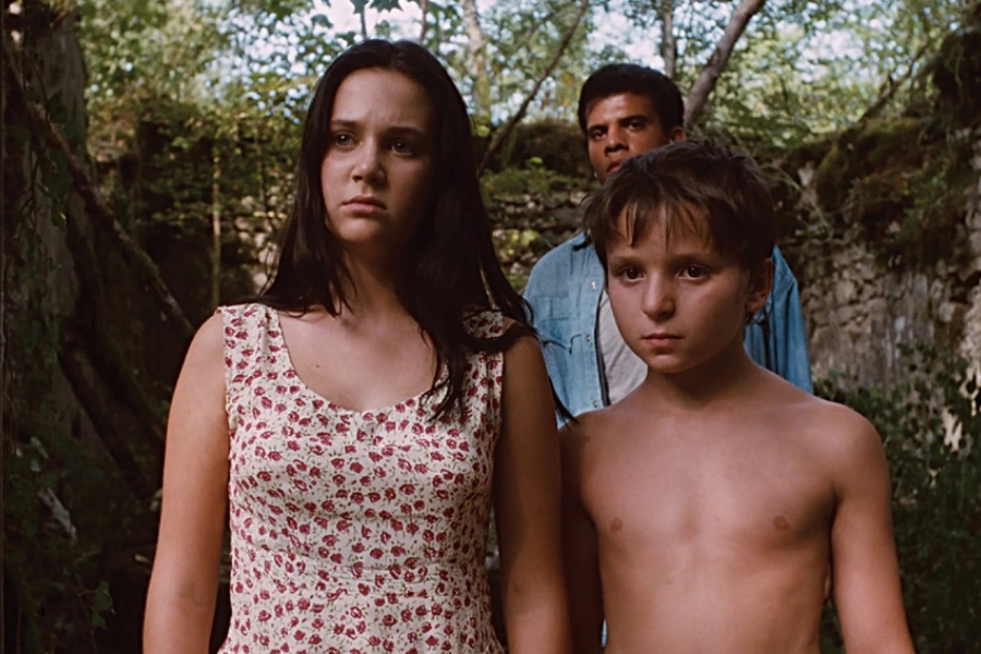 Une fille et un jeune garçon regardent au loin, devant eux.