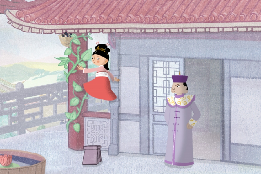 La petite princesse grimpe sur un poteau fleuri devant sa maison