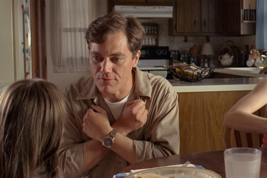 Un homme parle la langue des signes avec sa fille.