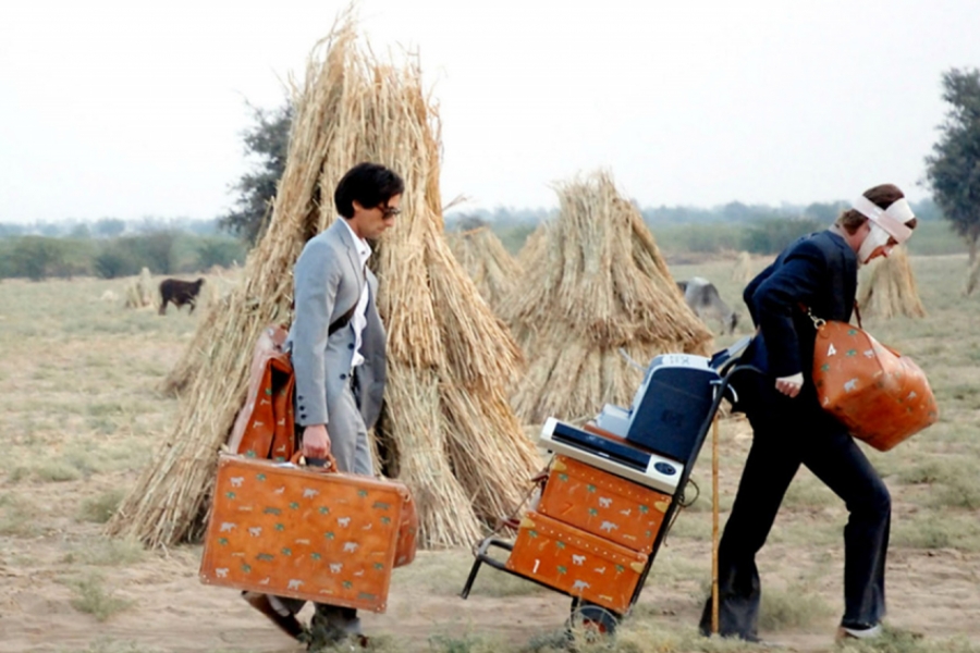 Deux frères dans la pampa tirent leurs valises et bagages