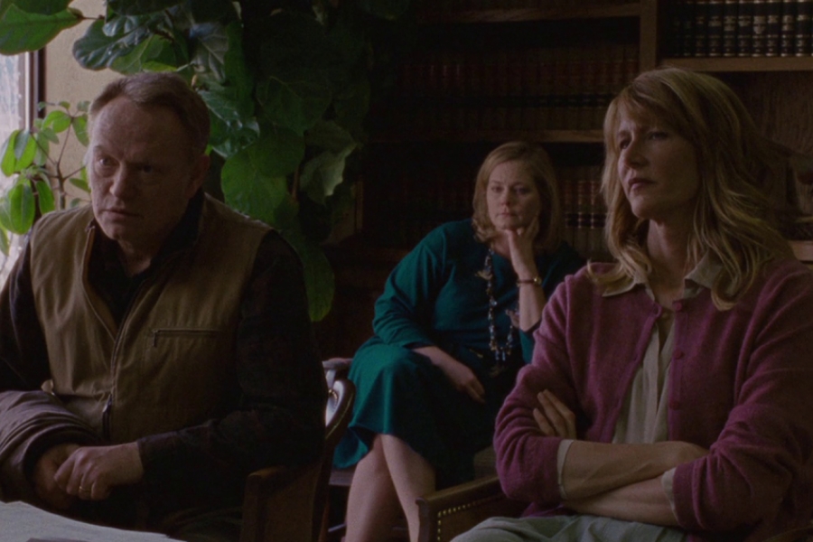 Dans un bureau, deux femmes et un hommes sont assis et regardent la personne qui doit être en face d'eux, de manière sceptique.