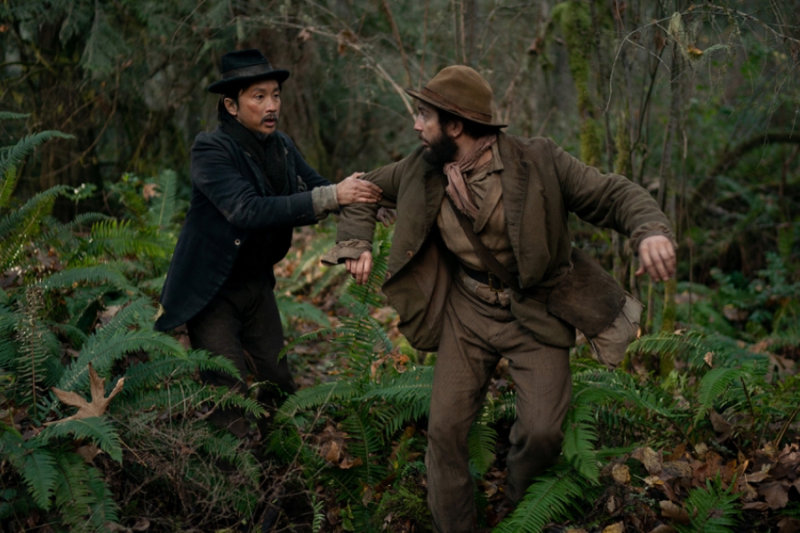 Deux hommes ont l'air de fuir quelque chose dans une foret.