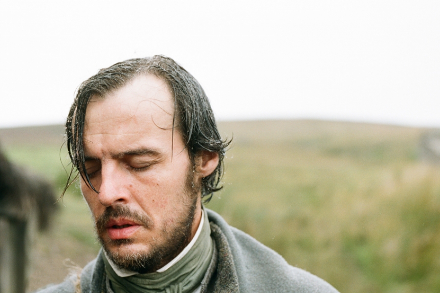 Gros plan sur le visage d'un homme qui ferme les yeux de désespoir. 