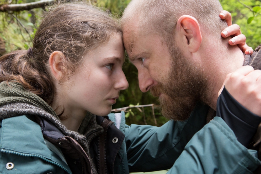 Le père et sa fille se prennent dans leurs bras, front contre front en se regardant.