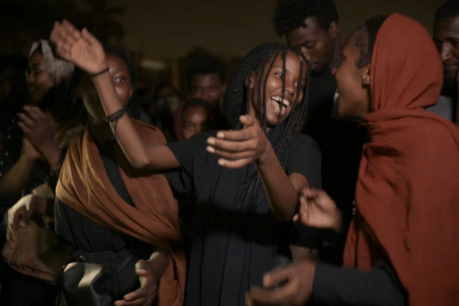 Groupe en train de chanter et danser