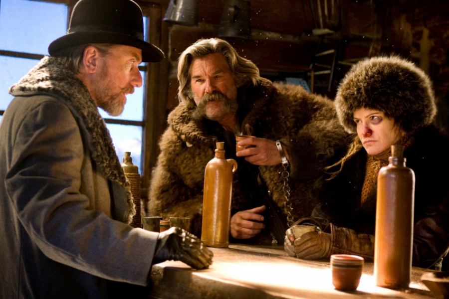 3 personnes au bar en train de discuter