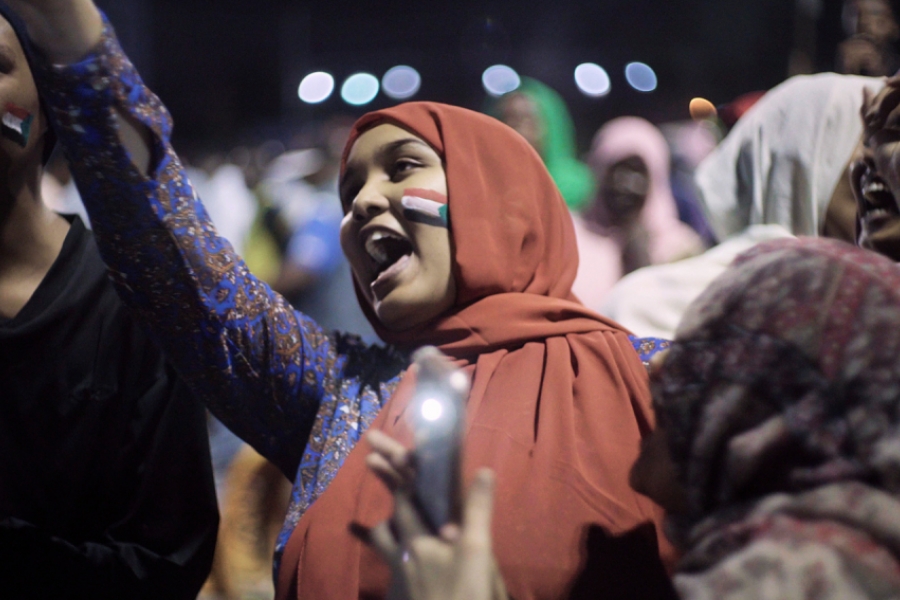 Femmes avec le drapeau du Soudan sur la joue, dans la rue