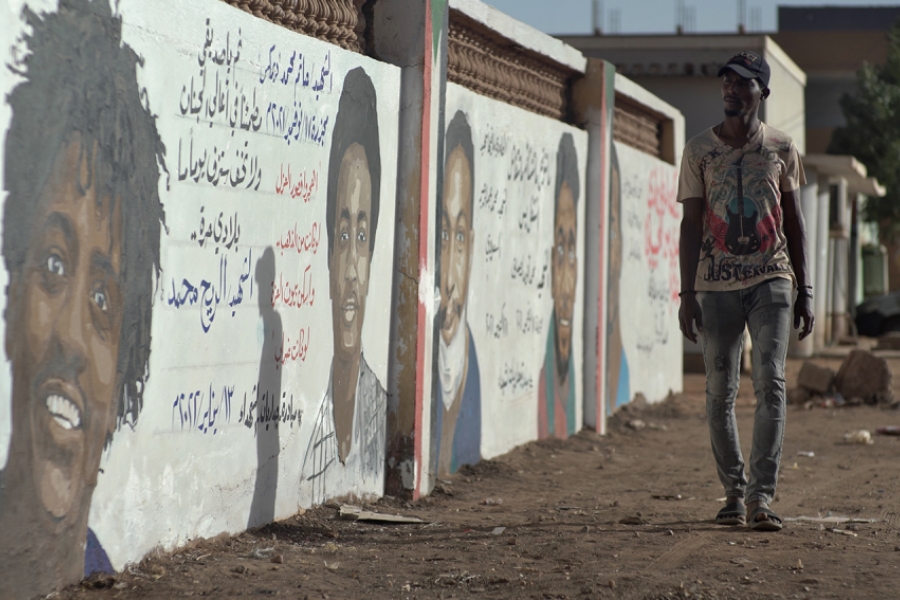 Homme qui marche vers un mur de souvenirs