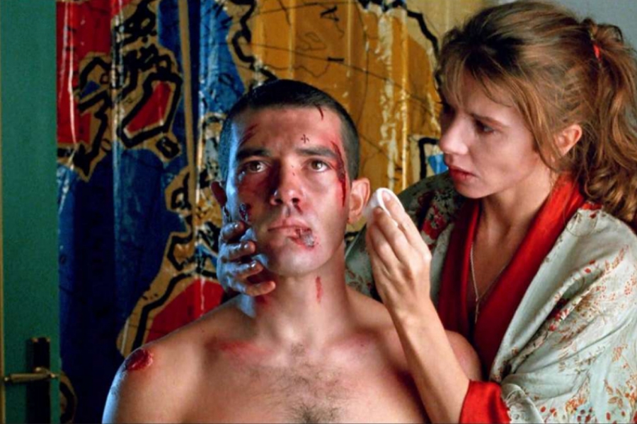 Femme soignant un homme blessé