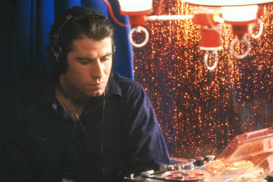 John Travolta dans un café à écouter quelque chose