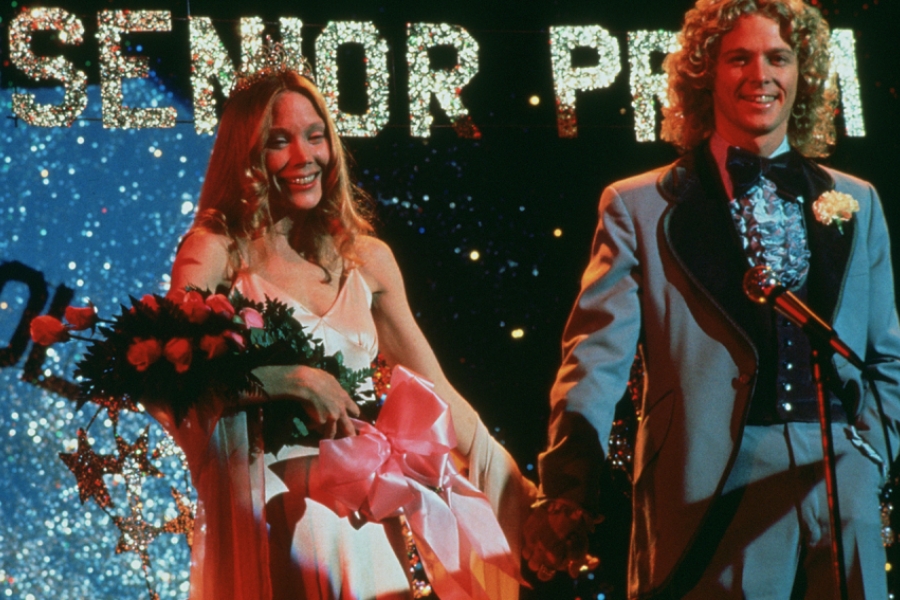 Carrie et un ami reine et roi au bal du lycée sénior