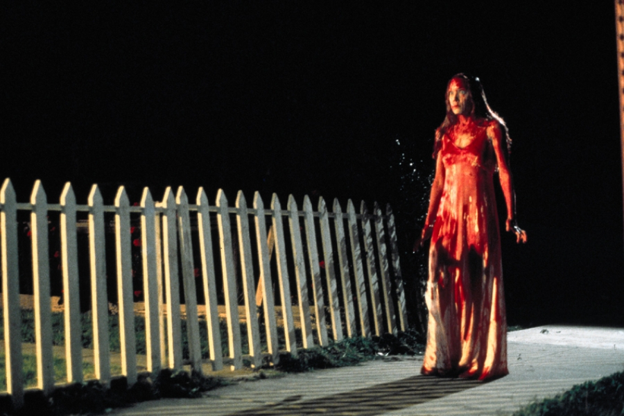Carrie dans la rue, la robe pleine de sang