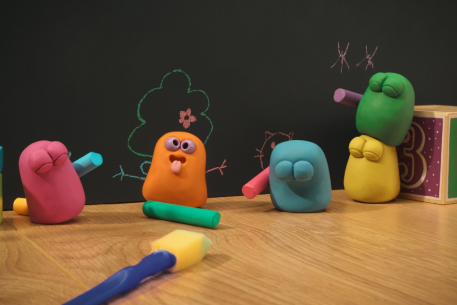 Toutes petites créatures en train de dessiner à la craie