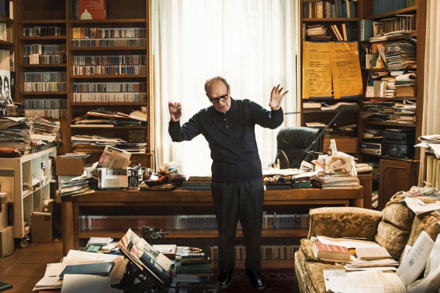 Ennio Morricone dans son bureau pleins de livres